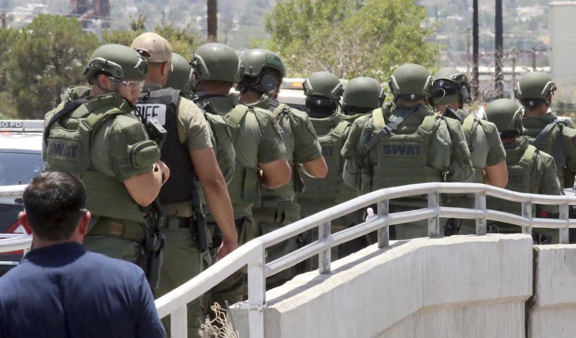 

Polis på väg till platsen där en person sköt minst 20 personer till döds i El Paso, Texas. Foto: Rudy Gutierrez/AP/TT                                                                                                