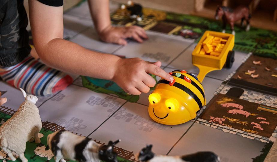 På Vallmons förskola i Bjuv får barnen öva på att programmera en robot att röra sig i olika mönster. Foto: Andreas Hillergren/TT