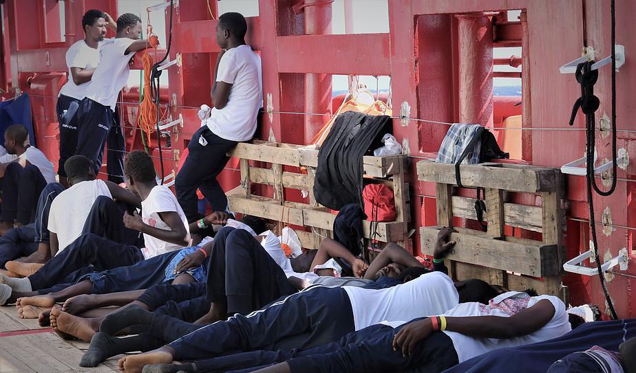 356 människor befann sig på Ocean Viking i två veckor, innan Malta slutligen lät fartyget lägga till vid dess hamn. Foto: Hannah Wallace Bowman/AP/TT