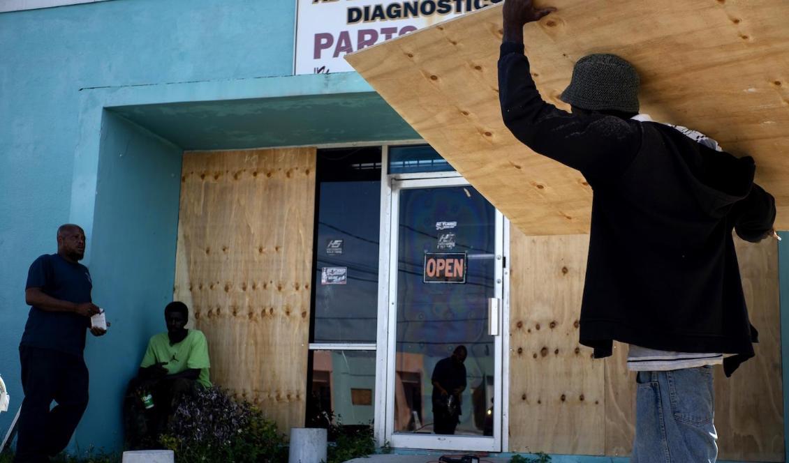 
Bahamaner i Freeport på Grand Bahama förbereder sig för orkanen Dorians ankomst. Foto. Ramon Espinosa/AP/TT                                                