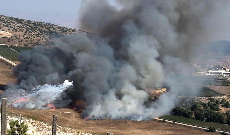 
Strider utbröt på söndagen längs Libanons södra gräns mellan israelisk militär och Hizbollahrörelsen. Rökutveckling efter israelisk eldgivning mot södra Libanon. Foto: AP/TT                                                