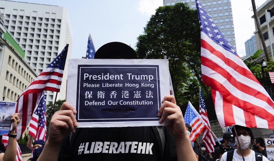 Demonstranter i Hongkong vänder sig till USA för att få stöd. Foto: Vincent Yu/AP/TT