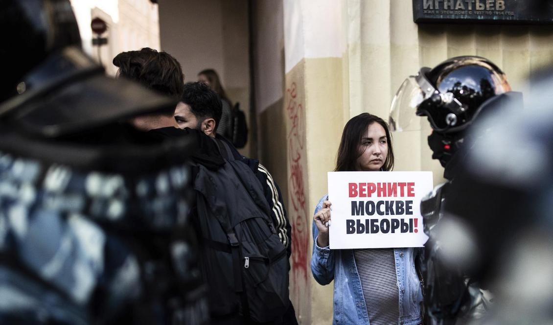 "Ge oss våra val tillbaka", står det på en ung kvinnas plakat under en demonstration i Moskva den 10 augusti. Foto: Evgeny Feldman/AP/TT