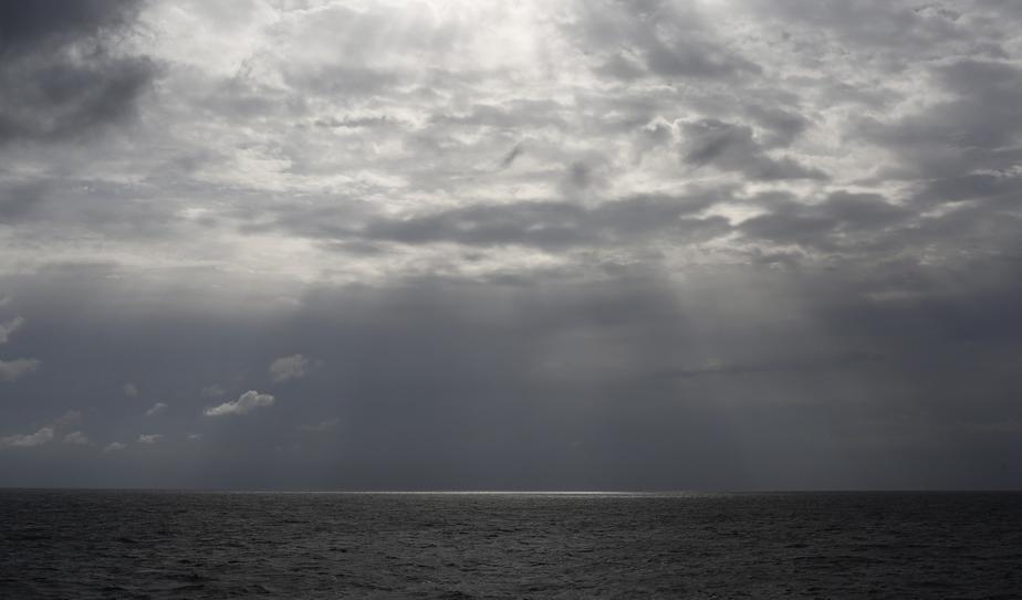 En båt med 50 personer ombord har kapsejsat utanför Libyens kust. Foto: Renata Brito/AP/TT-arkivbild från Medelhavet utanför Libyen.