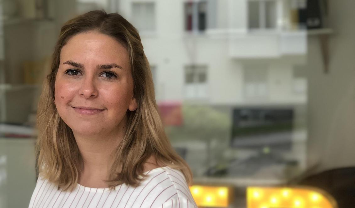 Olivia Trygg Larsen, generalsekreterare för Trygga Barnen, växte upp med en pappa som hade alkoholproblem. Hon tror att vuxna måste bli bättre på att uppmärksamma problemet med barn som far illa av att deras föräldrar dricker för mycket. Foto: Privat