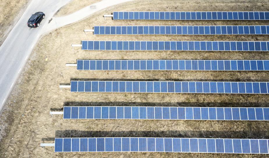 Solceller på rad i en anläggning i Morgongåva. Nu ska Strängnäs bygga en större anläggning. Bild från i april. Foto: Fredrik Sandberg/TT