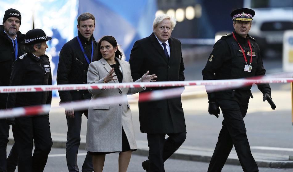 Storbritanniens premiärminister Boris Johnson, tvåa från vänster, besöker platsen för fredagens terrordåd. Foto: Steve Parsons/AP/TT