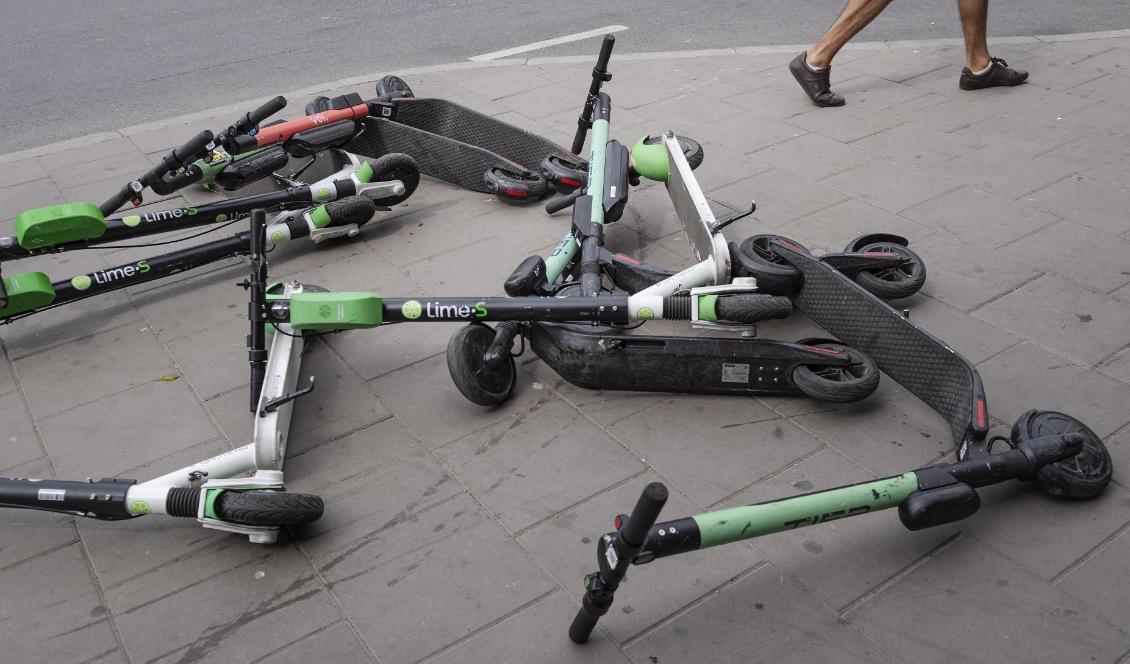 
Stockholms stad kommer att börja forsla bort elsparkcyklar som står trafikfarligt och i vägen. Foto: Stina Stjernkvist/TT-arkivbild                                                