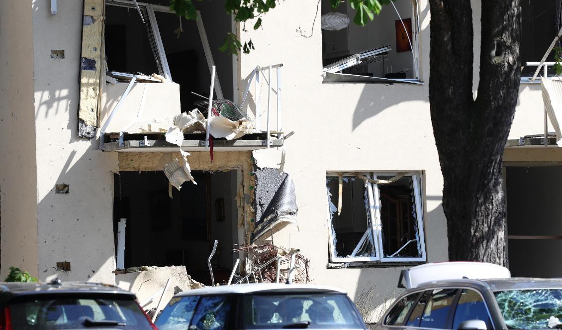 Ett 20-tal personer skadades lindrigt vid en kraftig explosion i Linköping den 7 juni. Ett hundratal lägenheter fick skador på fönster och balkonger. Foto: Jeppe Gustafsson/TT