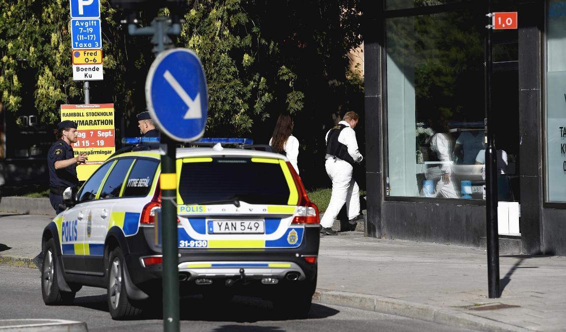Polisens tekniker undersöker området vid Norr Mälarstrand. Foto: Pontus Lundahl/TT