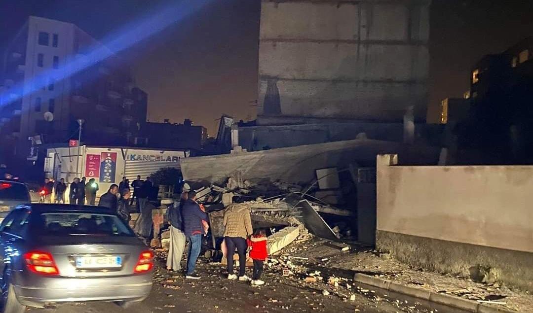
Jordbävningen skadade byggnader i staden Durrës i västra Albanien. Foto: AP/TT                                                