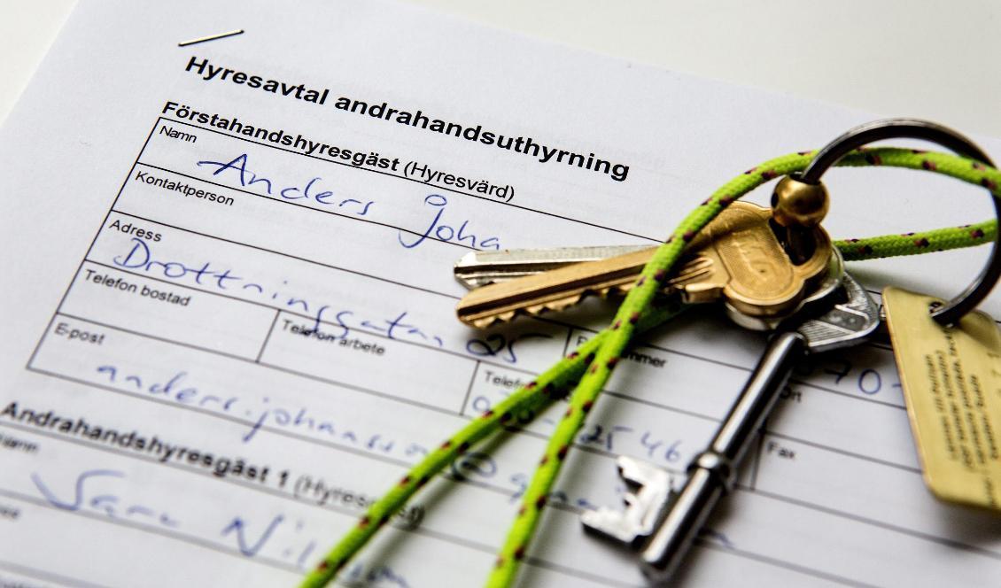 Att hyra en lägenhet i andra hand kan vara en lösning för många med bostadsbekymmer. Men hur hög får egentligen hyran vara – och vad händer den som tar ut överhyra? Christine Olsson/TT-arkivbild