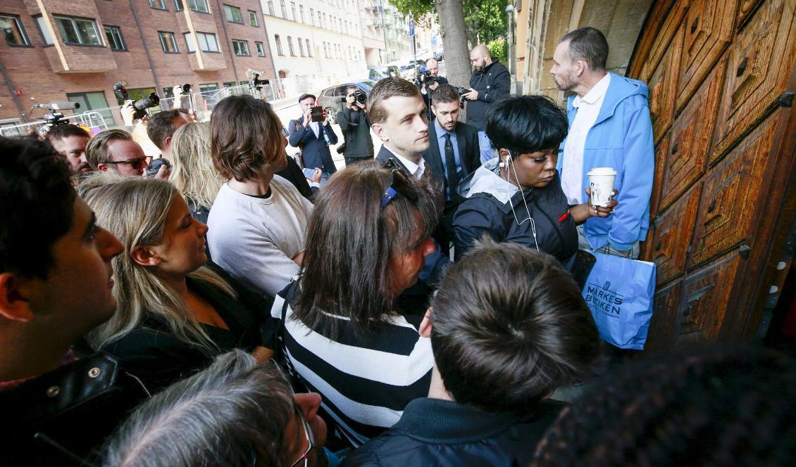 Renee Black, mamma till Asap Rocky, på väg in till säkerhetssalen i Stockholms tingsrätt för att följa dagens förhandlingar. Foto: Fredrik Persson/TT