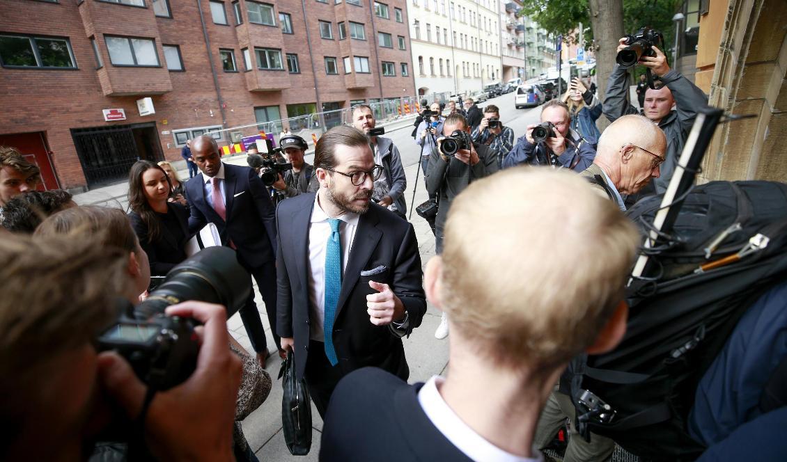Ett stort medieuppbåd bevakar rättegången. Här är Asap Rockys försvarsadvokat Slobodan Jovicic på väg in i säkerhetssalen. Foto: Fredrik Persson/TT
