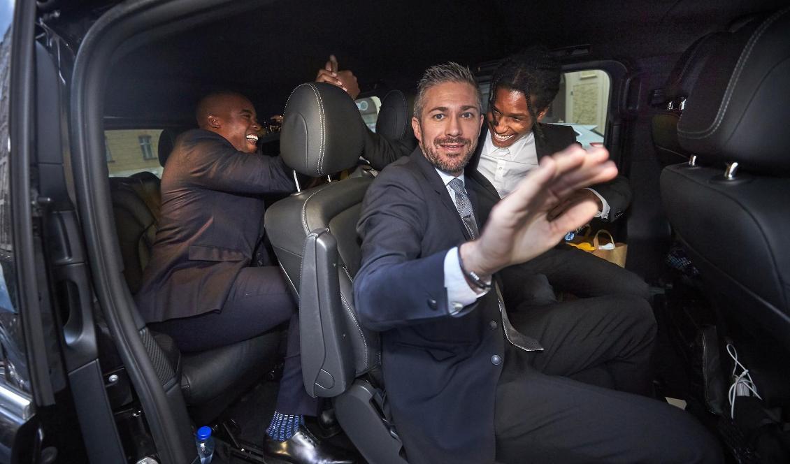 

ASAP Rocky (th) lämnar Stockholms tingsrätt i bil efter det att domstolen meddelat att han inte förblir häktad i väntan på dom. Foto: Fredrik Persson/TT                                                                                                