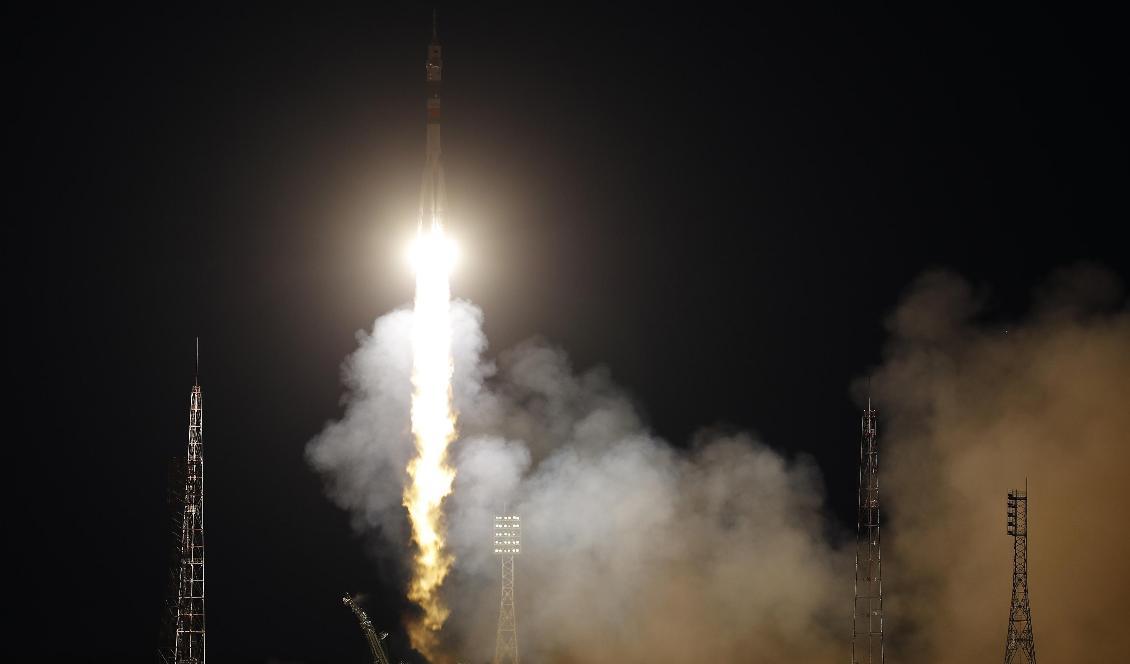 Sojuz-farkosten lyfter från kosmodromen Bajkonur med Jessica Meir, Oleg Skripotjka och Hazza Ali al-Mansoori ombord. Foto: Dmitri Lovetsky/AP/TT