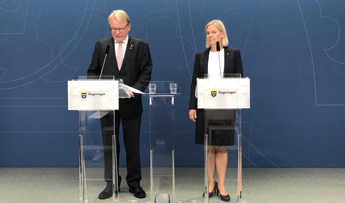 
Finansminister Magdalena Andersson (S) och försvarsminister Peter Hultqvist (S) presenterar finansieringen av de ökade anslagen till försvaret. Foto: Tove Eriksson/TT                                                