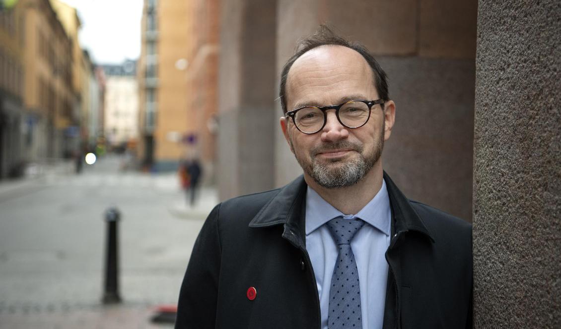 Infrastrukturminister Tomas Eneroth (S) initierar en utredning för förnyade försök att stoppa så kallade bilmålvakter. Han vill bland annat komma åt bilmålvakter med fordonsskulder som äger flera bilar. Foto: Jessica Gow/TT-arkivbild
