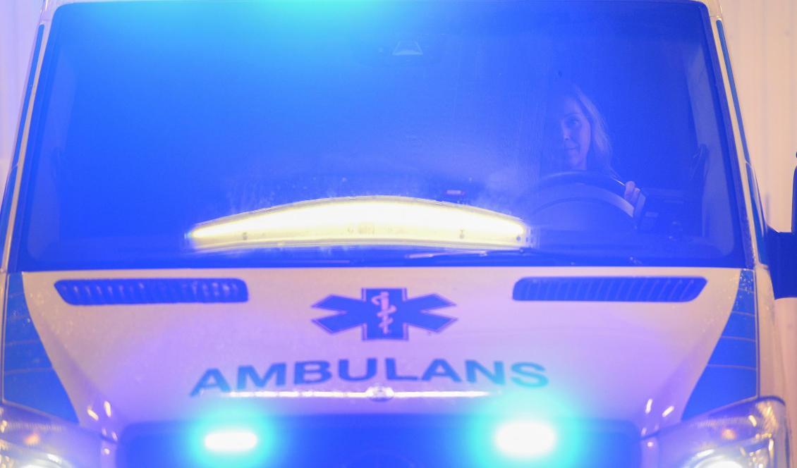 Den 1 januari blir det straffbart att angripa eller störa polis, räddningstjänst eller ambulansvård. Foto: Hossein Salmanzadeh/TT-arkivbild