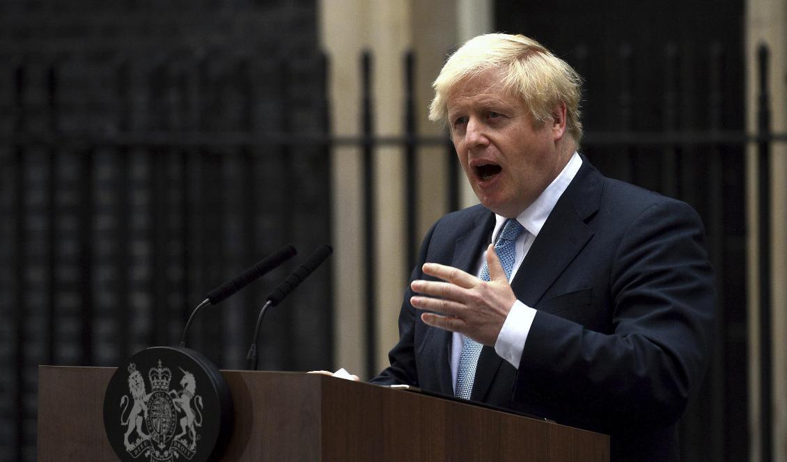 Storbritanniens premiärminister Boris Johnson talar utanför 10 Downing Street i London. Foto: Kirsty O'Connor/PA/AP/TT