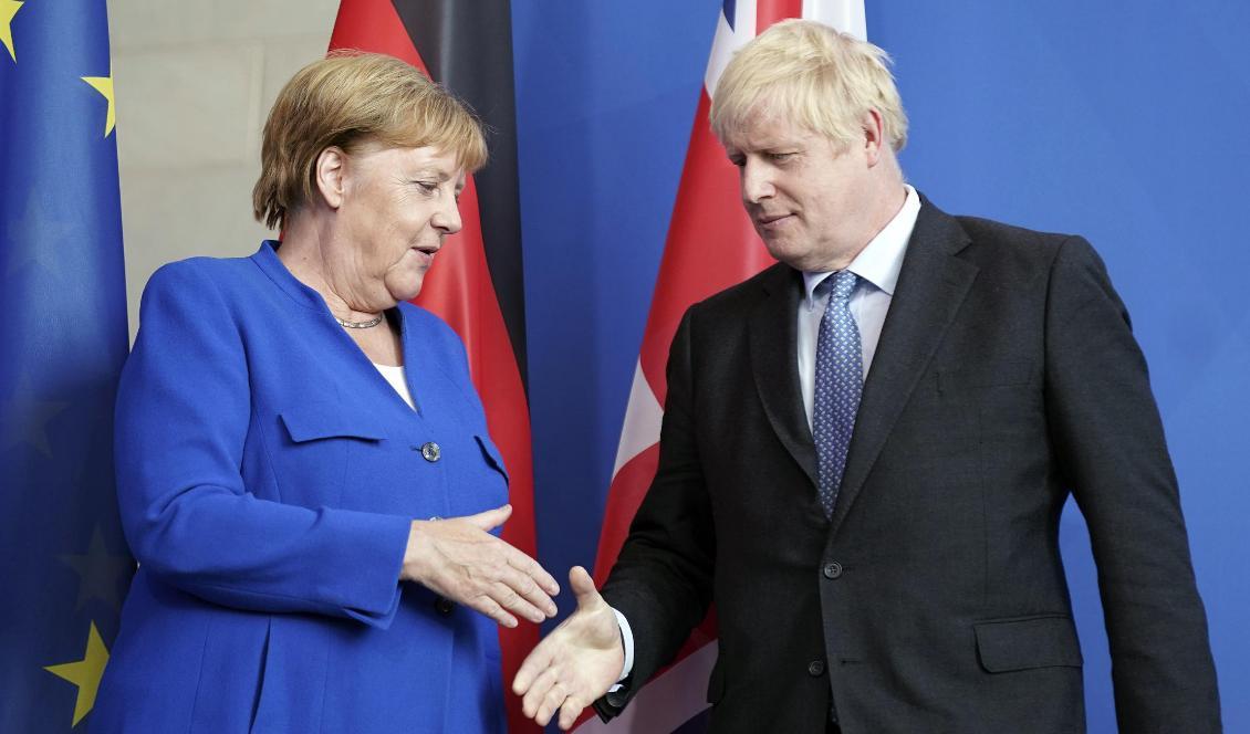 Tysklands förbundskansler Angela Merkel tycks vara öppen för en kompromiss vad gäller brexitavtalet. Här tar hon emot Storbritanniens premiärminister Boris Johnson i Berlin. Foto: Kay Nietfeld/DPA via AP/TT