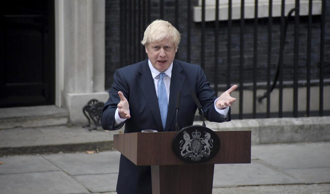 Premiärminister Boris Johnson talar utanför 10 Downing Street i London. Foto: Alberto Pezzali/AP/TT