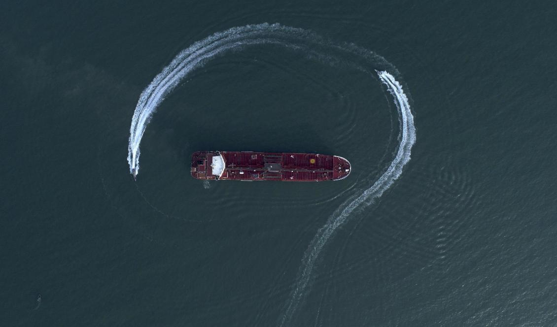Stena Impero när fartyget omringas av iranska patrullbåtar innan det konfiskeras. Foto: Morteza Akhoondi/TT