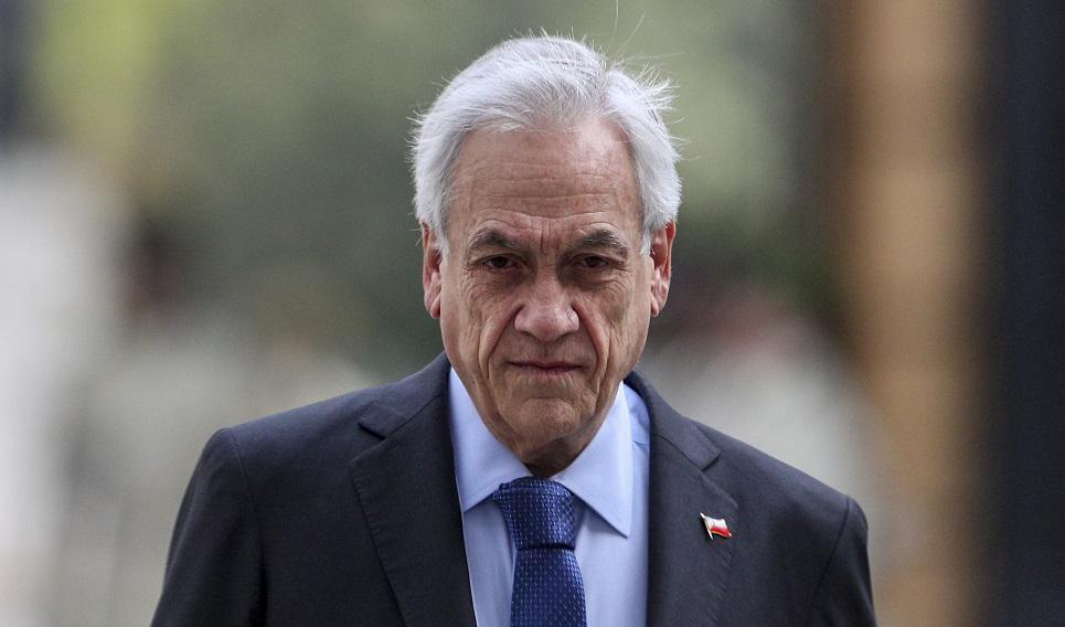 Chiles president Sebastián Piñera svarar på kritik om övervåld från säkerhetsstyrkor mot demonstranter. Foto: Esteban Felix/AP/TT