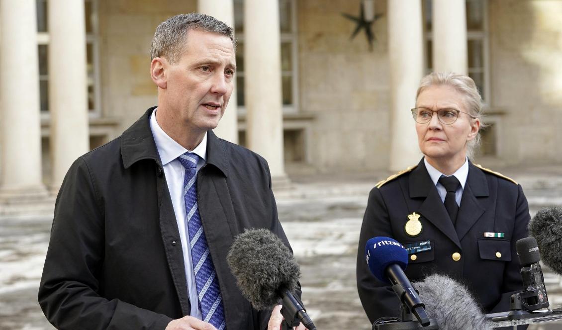 Justitieminister Nick Hækkerup och Köpenhamns polisdirektör Anne Tønnes presenterar nya förslag mot den grova gängkriminaliteten vid en pressträff i Köpenhamn. Foto: Martin Sylvest/Ritzau/TT