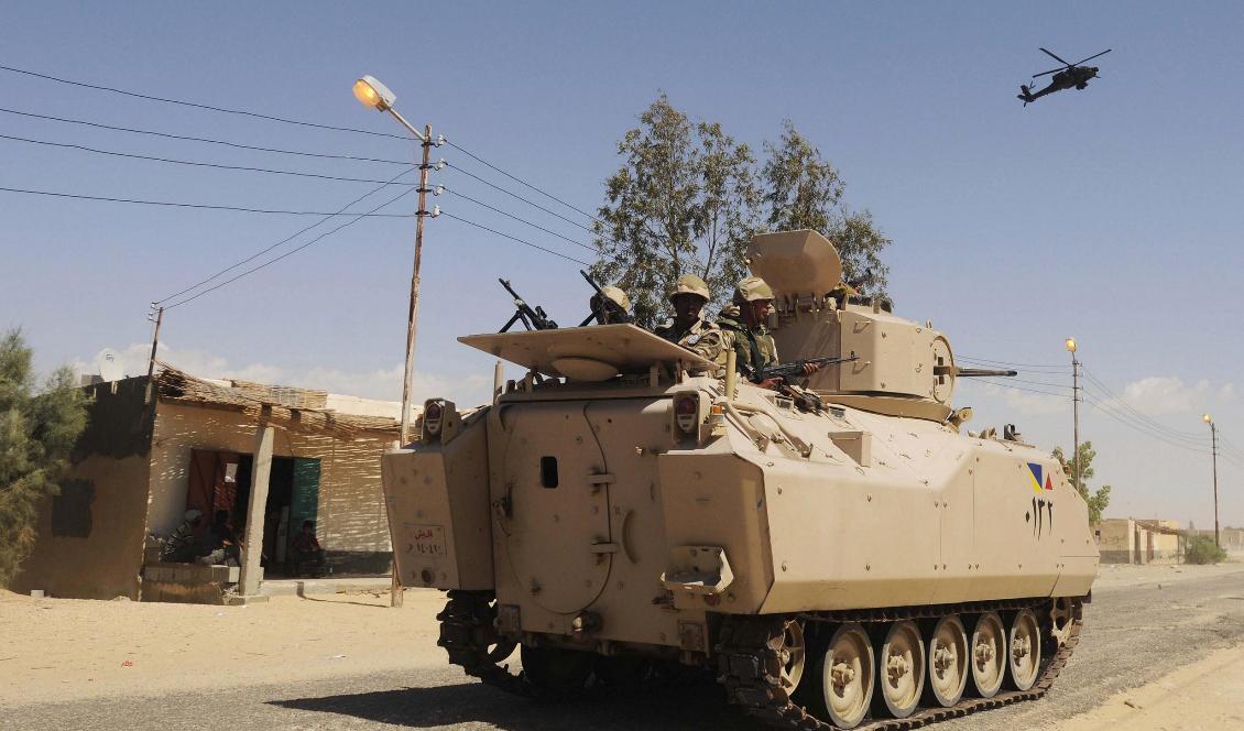 Egyptiska armésoldater patrullerar i ett pansarfordon i norra Sinai. Foto: TT/AFP-arkivbild