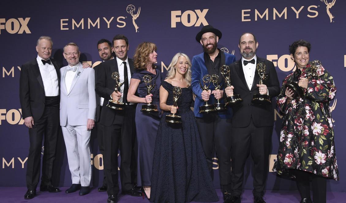 Stellan Skarsgård (till vänster), Johan Renck (trea från höger), och andra ur "Chernobyl"-gänget gläds över Emmy-framgångarna. Foto: Jordan Strauss/AP/TT