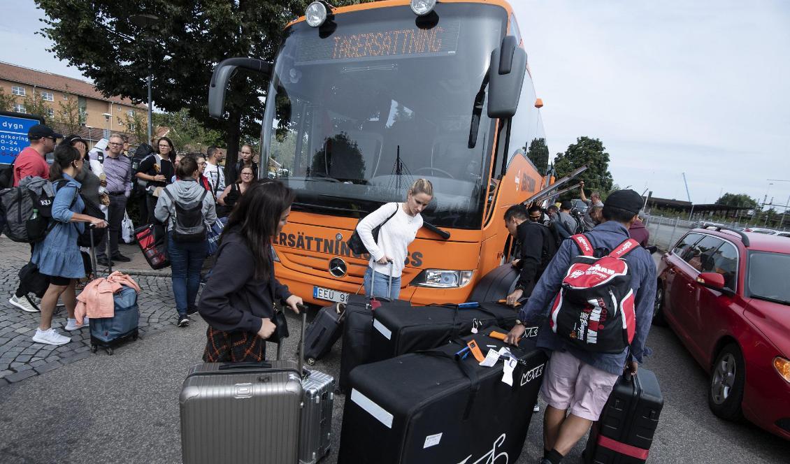 Johanna Nymberg (mitten) är en av många resenärer som måste åka med en ersättningsbuss från Hässleholm på grund av en brand som orsakat stora skador på bland annat kontaktledningar och spår. Foto: Johan Nilsson/TT