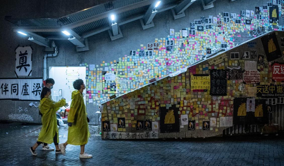 



Supportrar av Hongkongs demokratirörelse vid en Lennon Wall med stödjande meddelanden, i Hongkong den 2 juli 2019. Foto: Philip Fong/AFP/Getty Images                                                                                                                                                                                                