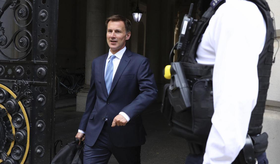 Storbritanniens utrikesminister Jeremy Hunt utanför 10 Downing Street i London i lördags. Foto: Aaron Chown/AP/TT