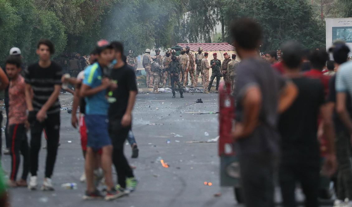 Iraks säkerhetsstyrkor stoppade regeringskritiska demonstranter från att närma sig en demonstrationsplats i huvudstaden Bagdad i söndags. Foto: Hadi Mizban/AP/TT-arkivbild