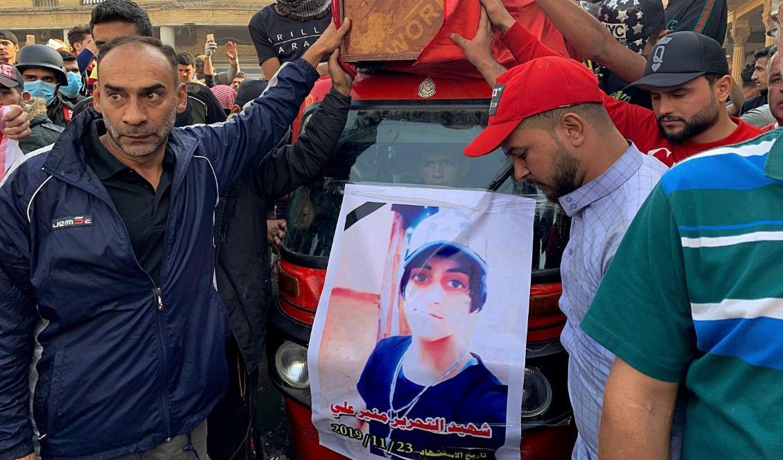 En kista med en av de dödade demonstranterna förs genom gatorna i Bagdad. Protesterna har pågått i snart två månader. Foto: Ali Abdul Hassan