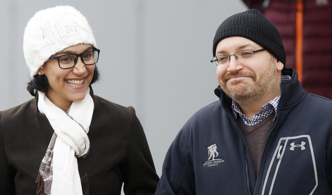 Jason Rezaian tillsammans med sin fru Yeganeh Salehi efter frisläppandet 2016. Foto: Michael Probst/AP/TT-arkivbild