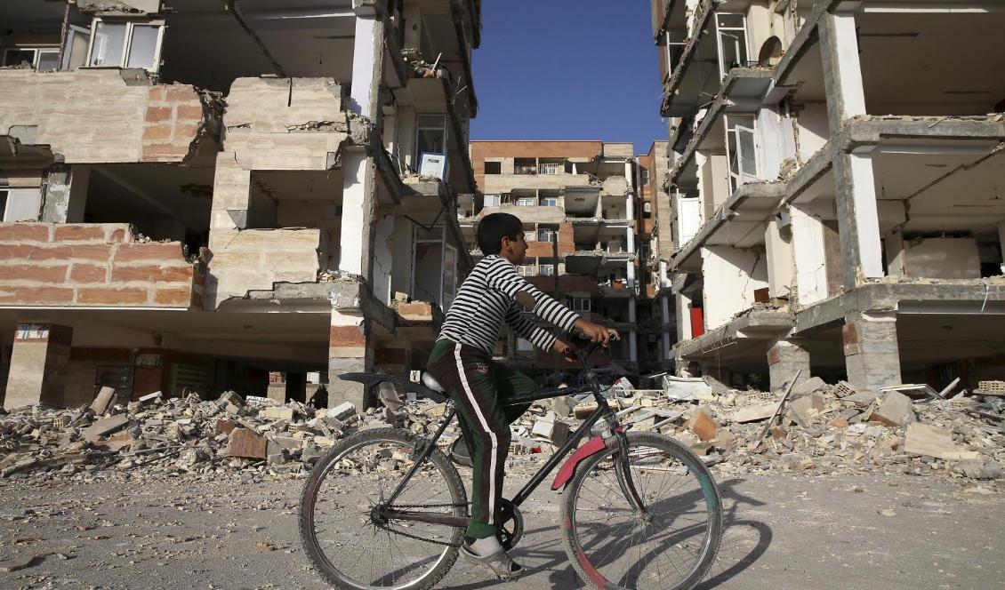 Iran är relativt ofta utsatt för jordbävningar. Här syns skadorna på byggnader i västra Iran efter ett skalv för två år sedan. Foto: Vahid Salemi/AP/TT
