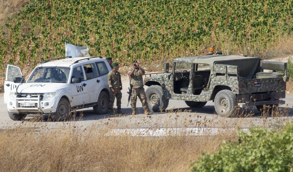 
Libanesiska soldater patrullerar tillsammans med FN-styrkor i södra Libanon nära gränsen till Israel. Foto: Ariel Schalit/AP/TT                                                