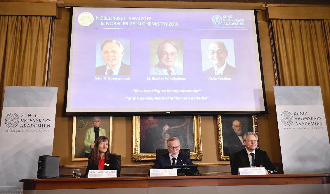 Sara Snogerup Linse, Göran K. Hansson, ständig sekreterare för Vetenskapsakademien, Olof Ramström presenterar årets Nobelpristagare i kemi under en pressträff på Kungliga Vetenskapsakademien. Foto: Naina Helén Jåma/TT
