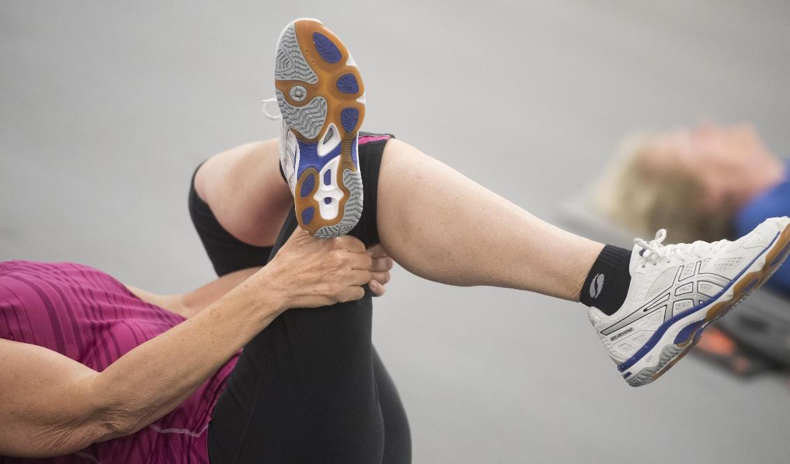 
De flesta kvinnor och män i Norden har många och friska år att förvänta sig. Här seniorgymnastik i form av stretchning på ett gym. Foto: Fredrik Sandberg/TT-arkivbild                                                