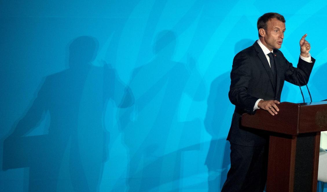 Frankrikes president Emmanuel Macron pekar nu ut Iran som skyldigt till attackerna mot oljeanläggningar i Saudiarabien. Foto: Craig Ruttle/AP/TT