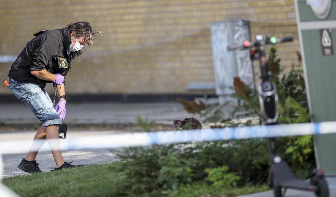 Polisen på plats efter att en man har hittats skottskadad i Malmö under torsdagen. Foto: Andreas Hillergren/TT