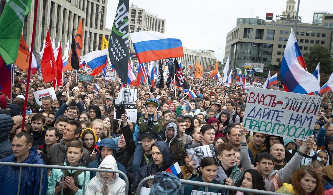 Tiotusentals personer samlades till regimkritiska protester i Moskva på lördagen. Foto: Alexander Zemlianichenko/AP/TT