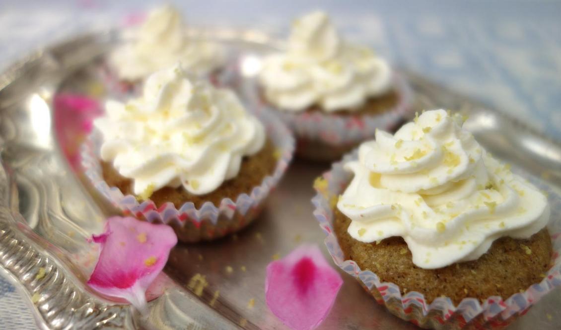 






Småmuffins med citron blir riktiga godbitar med grädde på. Foto: Eva Sagerfors/Epoch Times                                                                                                                                                                                                                                                                                                                                            