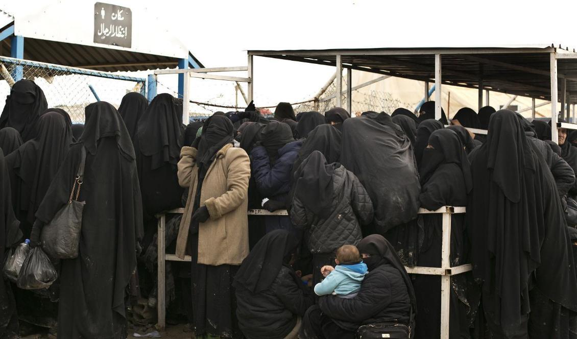Kvinnor i och barn i al-Hol-lägret i nordöstra Syrien, där misstänkta IS-anhängare och deras barn hålls inspärrade. Foto: Maya Alleruzzo AP/TT-arkivbild