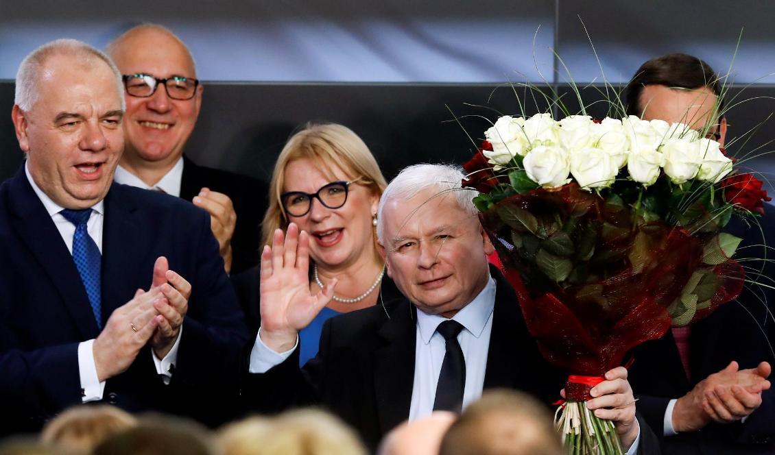 
PIS partiledare Jaroslaw Kaczynski utropade sig till segrare redan på söndagskvällen. De slutliga resultaten kommer under måndagen. Foto: KACPER PEMPEL                                                