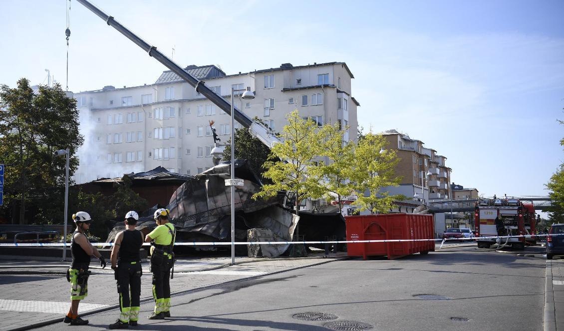 Många evakuerades från bostadshus i närheten av branden. Foto: Pontus Lundahl/TT