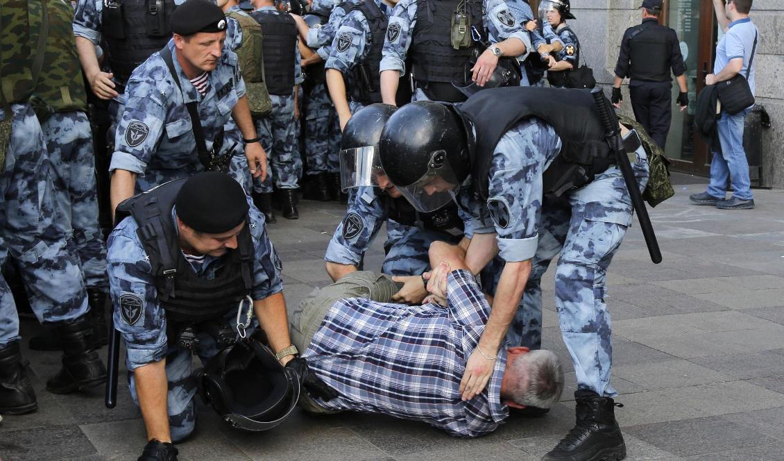 Rysk polis griper en man i centrala Moskva. Foto: Aleksandr Zemlianitjenko/AP/TT