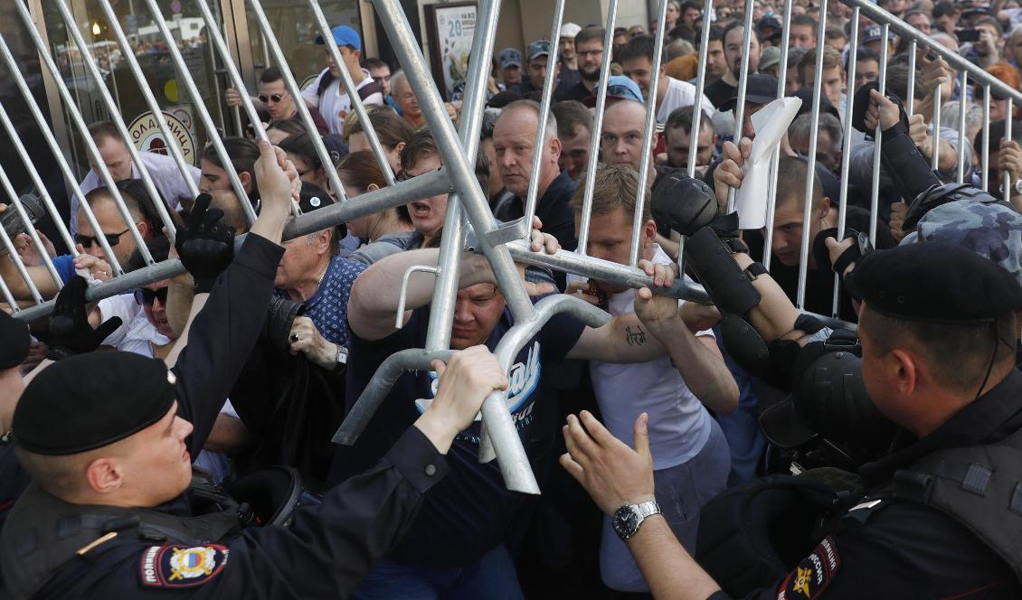 Demonstranter blockeras av polis under demonstrationen i Moskva den 27 juli. Foto: Pavel Golovkin/AP/TT